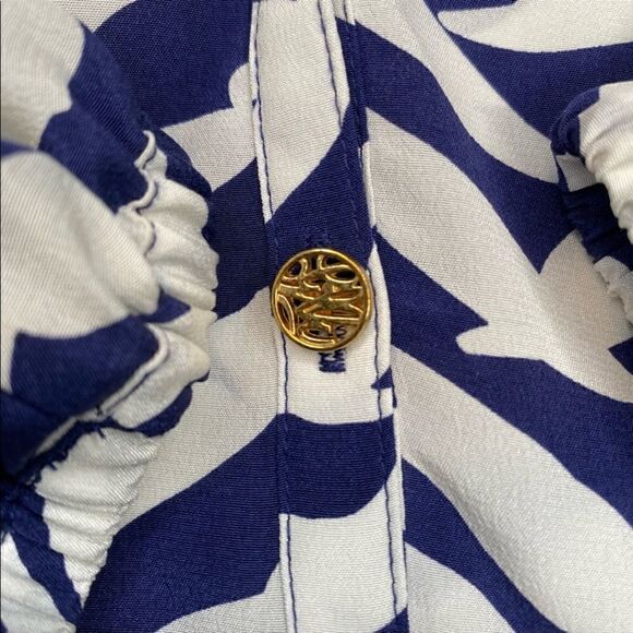 Lilly Pulitzer Elsa Silk Top in Navy & White
Seagull Print - Picture 14 of 16